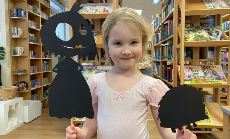 Livia freut sich auf das Schattentheater in der Bibliothek Schwertberg. (Foto: Pichlbauer)
