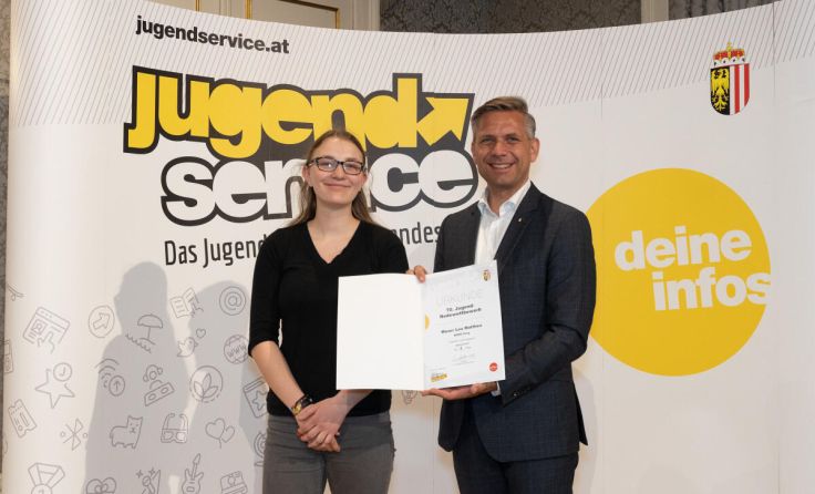 Gewinnerin Moser mit LR Hattmannsdorfer. (Foto: Land OÖ/Andreas Krenn)