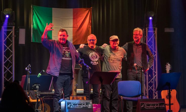 Die Band "red wedge" greift tief in ihren musikalischen Fundus. (Foto: (c) by mICHael)