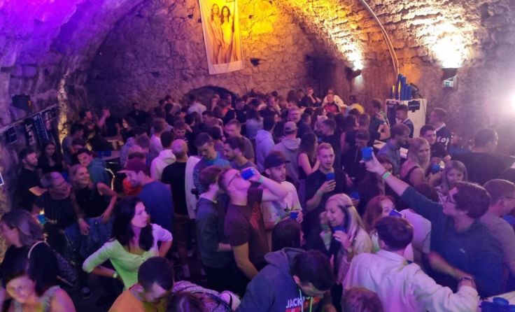 Der Burgkeller wird zur Partyhöhle. (Foto: Union Bad Kreuzen)