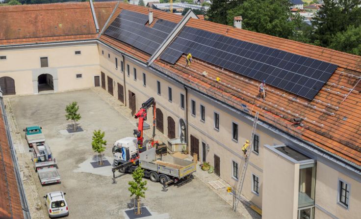 Das Dach des Schlosses bietet nun einer Photovoltaik-Anlage Platz. (Foto: FotografieKastner)
