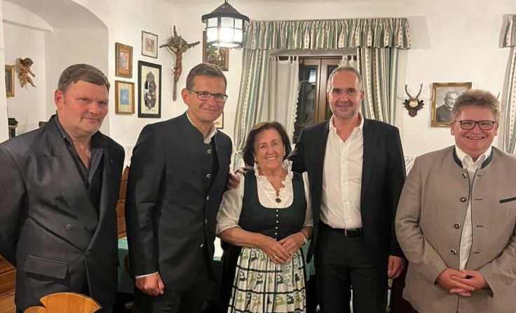 Hansi im Kreise ihrer Gäste (Foto: Walkobinger)