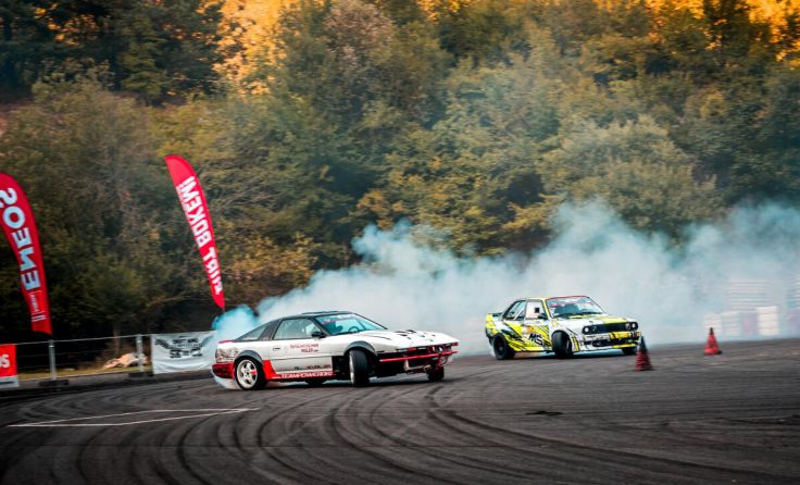 Im Vordergrund: Reinhard in seiner Toyota Supra. (Foto: Lenka Juhasova)