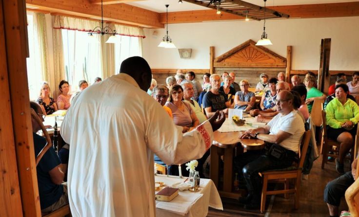 Kaplan Kenneth konnte seine Predigt im Eigruberhof zu Ende bringen. (Foto: KMB Münzbach)