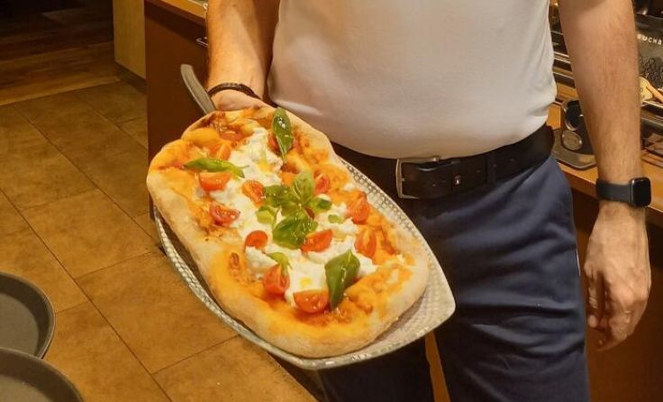 Chef Armin mit einer Pinsa. (Foto: Glinsner)