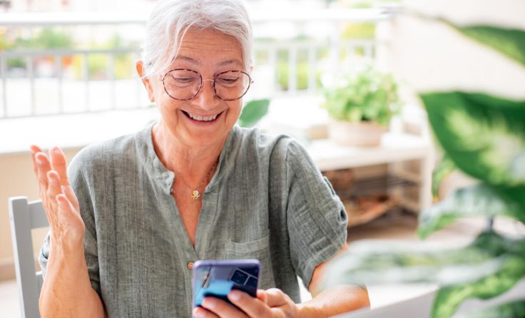 Seniorin mit Handy (Foto: adobeStock/ luciano)