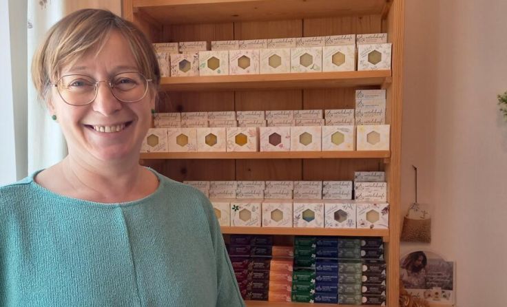 Hildegard Neumaier in ihrem kleinen Verkaufsraum. (Foto: Glinsner)