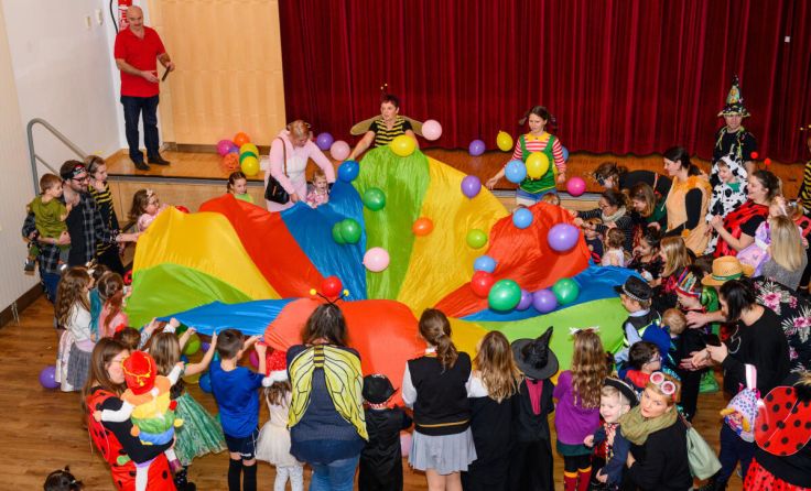 Das Schwungtuch rief große Begeisterung hervor. (Foto: Kinderfreunde Schwertberg)