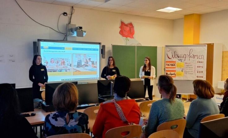 Die Schülerinnen bei einer Präsentation. (Foto: HLW Perg)