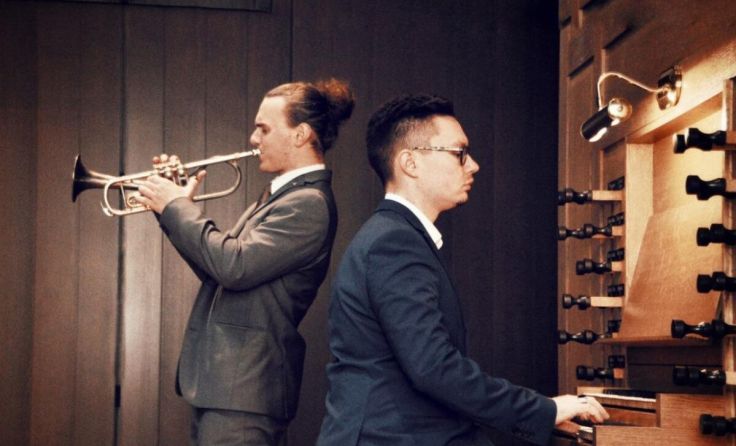 Das Duo nimmt die Gäste mit auf eine Reise durch viele Genres. (Foto: Helmut Laufenböck)