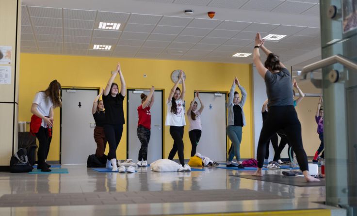 Beim Sports-Day konnten die Schüler sich im Yoga versuchen. (Foto: Hubert Friedwagner)
