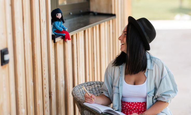 Die keine Häkelpuppe begleitet Julia seit Beginn als Maskottchen. (Foto: Fineartphotograpy)