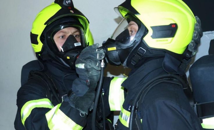 Die Atemschutzausrüstung verlangt ihren Trägern einiges ab. (Foto: BFKdo Perg)