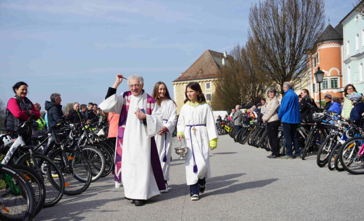 Der Pfarrer und die Ministranten bei der Segnung. (Foto: Evelyn Sixtl)