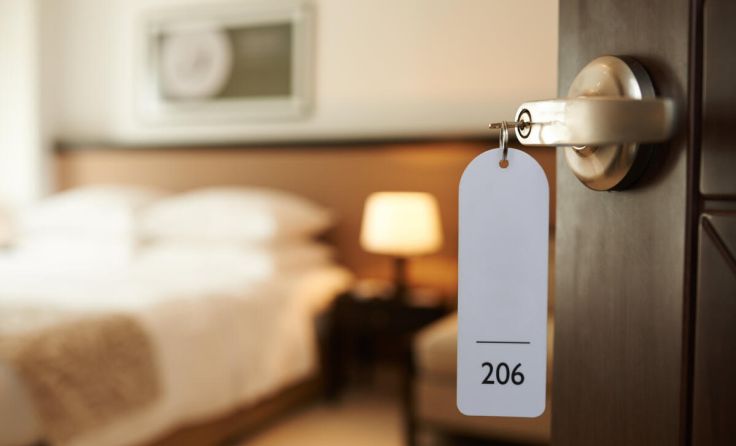Die Komödie spielt in einem Hotelzimmer. (Foto: adobeStock/ DragonImages)
