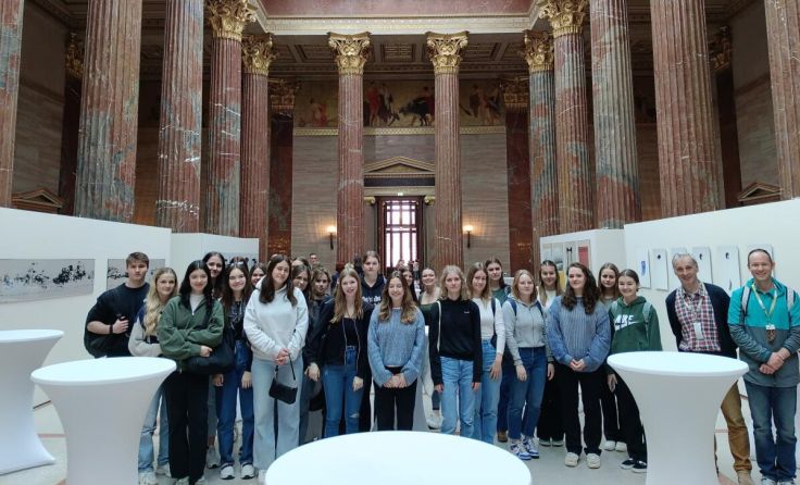 Die Reisegruppe der HLW in der Säulenhalle des Parlaments. (Foto: HLW Perg)