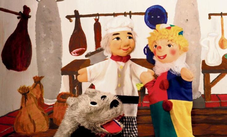 Fridolin kocht fröhlich singend in seiner Suppenküche. (Foto: Friedburger Puppenbühne)