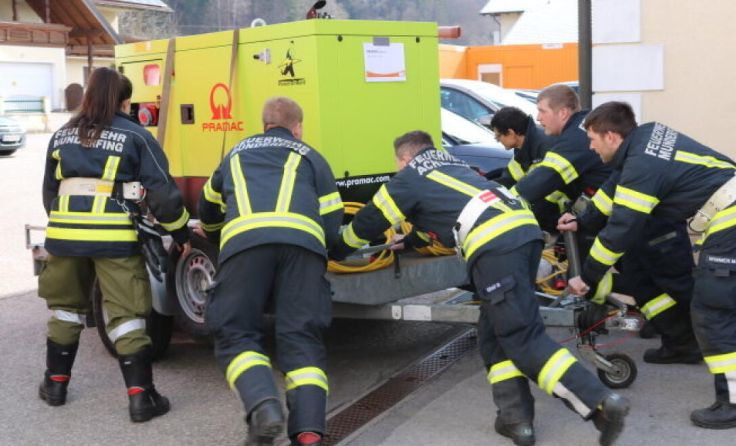 Die Feuerwehrleute aktivierten bei der Frühjahrsübung Notstromaggregate. (Foto: Bogner)