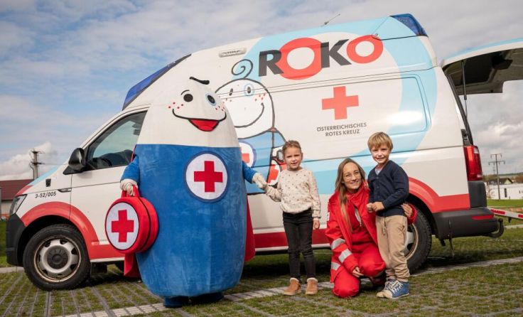 Das Maskottchen ROKO besucht die Kleinsten im Kindergarten. (Foto: OÖRK | Peter Baier)