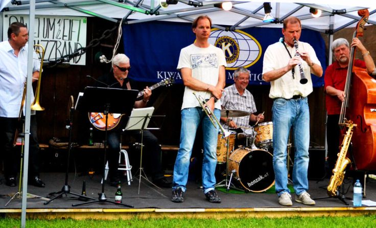 Die Band „owei um hoibi eifi“ tritt zum fünften Mal in Schalchen auf. (Foto: Helmut Rachbauer)