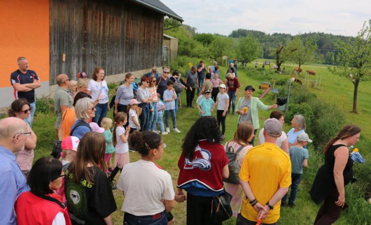 Zahlreiche Besucher kamen zum Eröffnungstag des Lehrpfades. (Foto: Werner Gmailbauer)