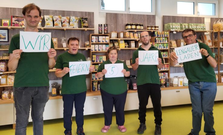 Die Mitarbeiter des Lengauer Hofladens freuen sich über das Jubiläum. (Foto: privat)