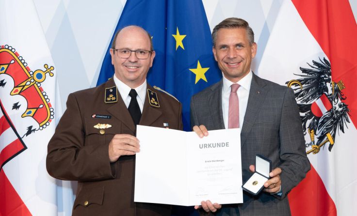 Geehrter Erwin Dürnberger (l.) mit Jugend-Landesrat Wolfgang Hattmannsdorfer (Foto: Land OÖ/Krenn)