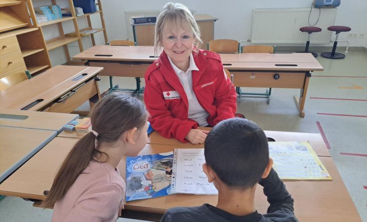 Lesecoachin Susanne Urferer liest einmal die Woche mit Miliana und Kristof. (Foto: OÖRK/Lauschmann)