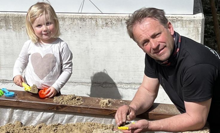 Ines und Bürgermeister Johann Brunthaler beim Sandspielen. (Foto: Thomas Aigner)