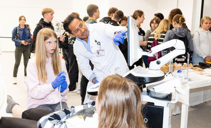 Besucher durften unter anderem mit dem Ultraschall üben. (Foto: Krankenhaus Braunau)