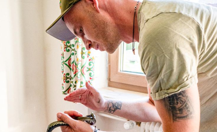Der Reptilienexperte Raphael Kollinger bei der Tierrettung (Foto: Hans Luttinger)