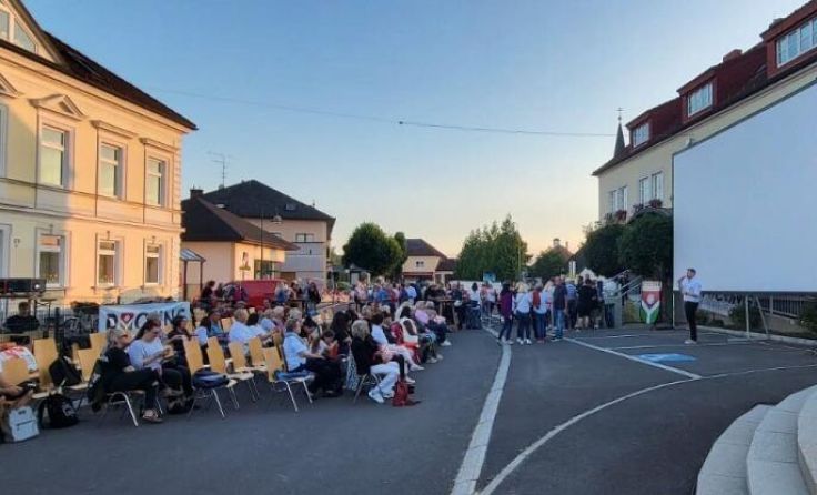 Der Marktplatz verwandelte sich zum Sommerkino. (Foto: Marktgemeinde Pucking)