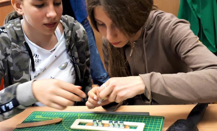 Die Kinder können beim Workshop drei Stunden lang mit Leder werken. (Foto: Ö. Sattlermuseum)