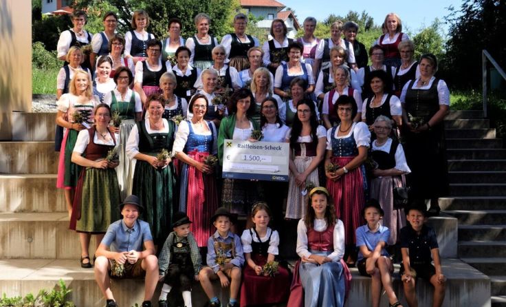 Die Kematner und Piberbacher Goldhauben übergaben den Scheck. (Foto: Doris Turner)