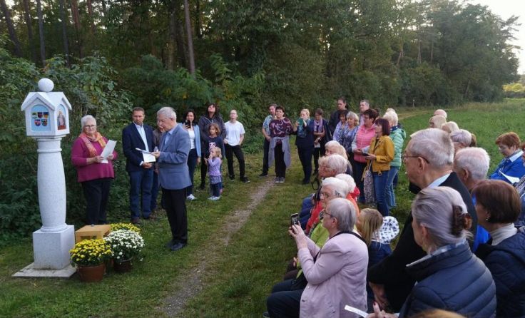Konsistorialrat Max Mittendorfer segnete das Marterl. (Foto: Gemeinde Pasching)