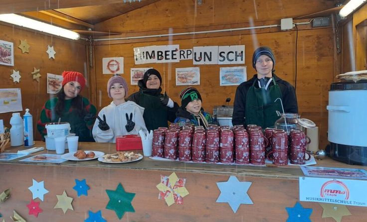 Selbst gemachte Kekse und Punsch kamen bei den Adventmarktbesuchern gut an. (Foto: MMS Traun)