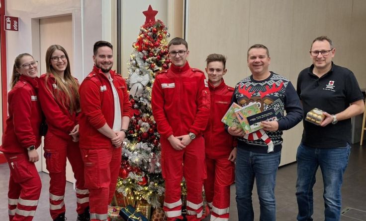 Zu Weihnachten wurde das Rote Kreuz von Bürgermeister Partoll besucht. (Foto: Rotes Kreuz)