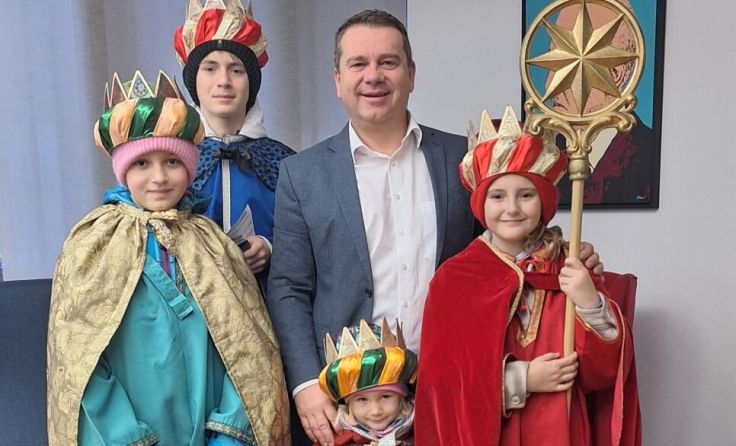 Christian Partoll mit den Sternsingern (Foto: Stadtgemeinde Ansfelden)
