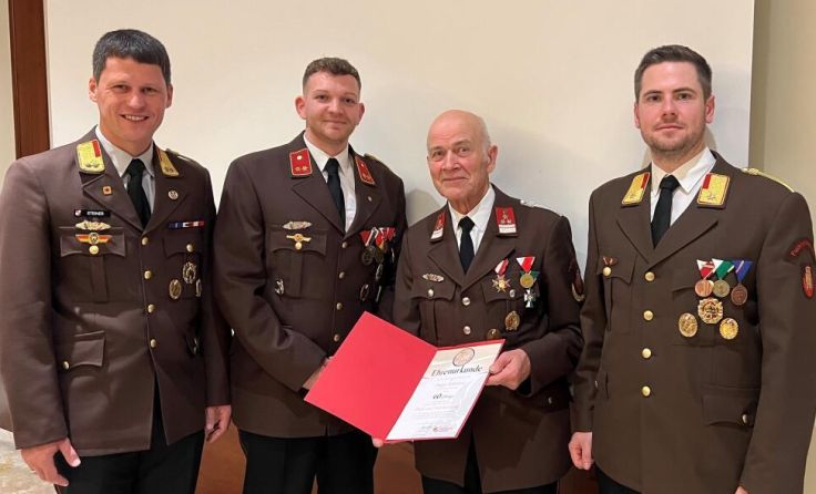 Hugo Salomon (2.v.r.) erhielt die Ehrenurkunde für 60 Jahre Feuerwehrdienst. (Foto: FF Pucking)