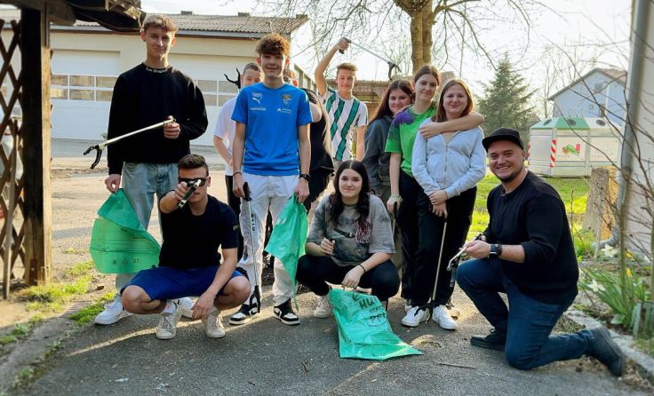 Müllsammelaktion des JUZ Neuhofen (Foto: JCUV)
