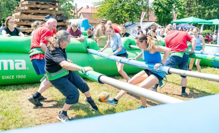 Beim Riesenwuzzlerturnier haben Jung und Alt gemeinsam Spaß. (Foto: Pfadfinder Hörsching)