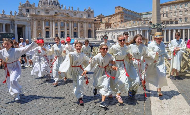 Ministranten aus Linz-Land am Petersplatz in Rom (Foto: Carina Derflinger)