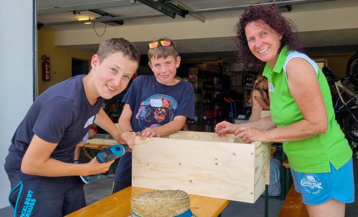 Mit vereinten Kräften konnten 15 Igelhäuser gebaut werden. (Foto: PRO Kematen)