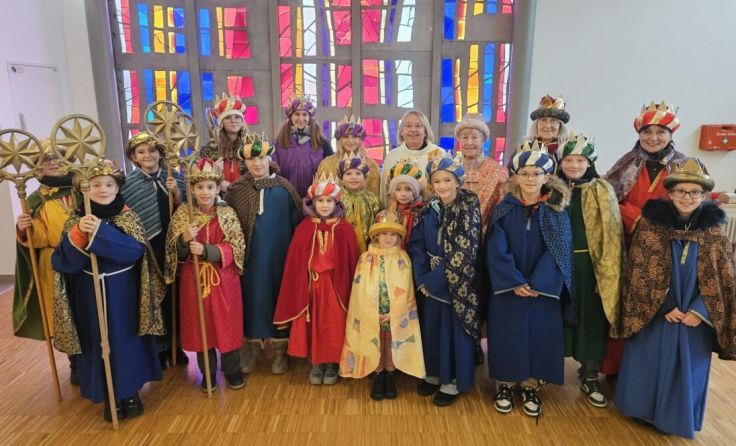 Barbara Greinöcker vom Seelsorge-Team mit den Sternsingern (Foto: Pfarre Haid)