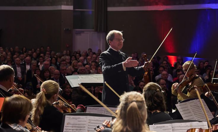 Dirigent Peter Aigner und das Orchester Forum Kremstal (Foto: Harald Stampfer)