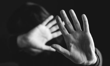 Schock in Deutschland: Unbekannter sticht junge Frau (19) mitten auf der Straße