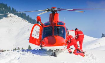 Drama in Niederösterreich: Notarzthubschrauber bergen zwei junge Skifahrer
