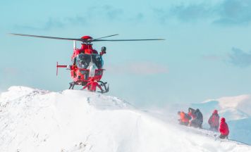 Hubschrauber rettet Vater und Baby auf 3.000 Metern am Berg