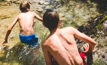 Tödlicher Badeunfall: Kind (14) springt in Bach und stirbt