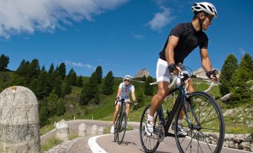 Tödlicher Unfall in Tirol: Deutscher (18) prallt mit Rennrad gegen Felswand